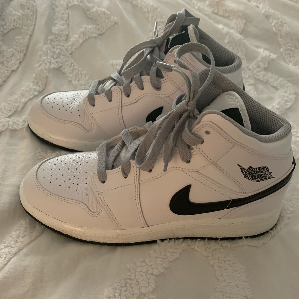 AIR JORDAN 1s WORN TWICE WHITE AND BLACK